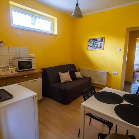 Feszek Apartman Aparthotel *