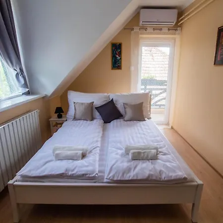 Feszek Apartman *