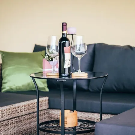 Feszek Apartman Aparthotel