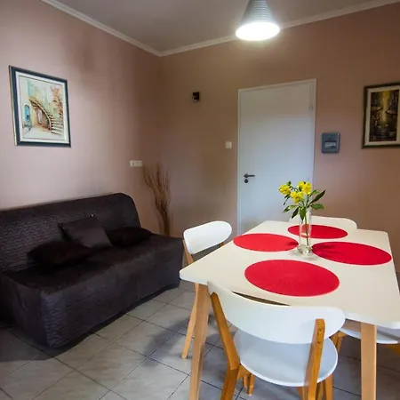 Feszek Apartman Aparthotel
