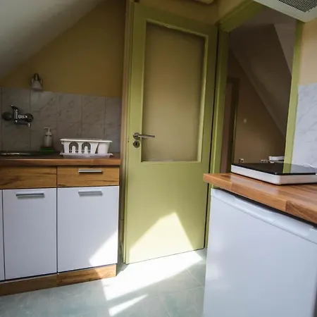 Feszek Apartman Aparthotel *